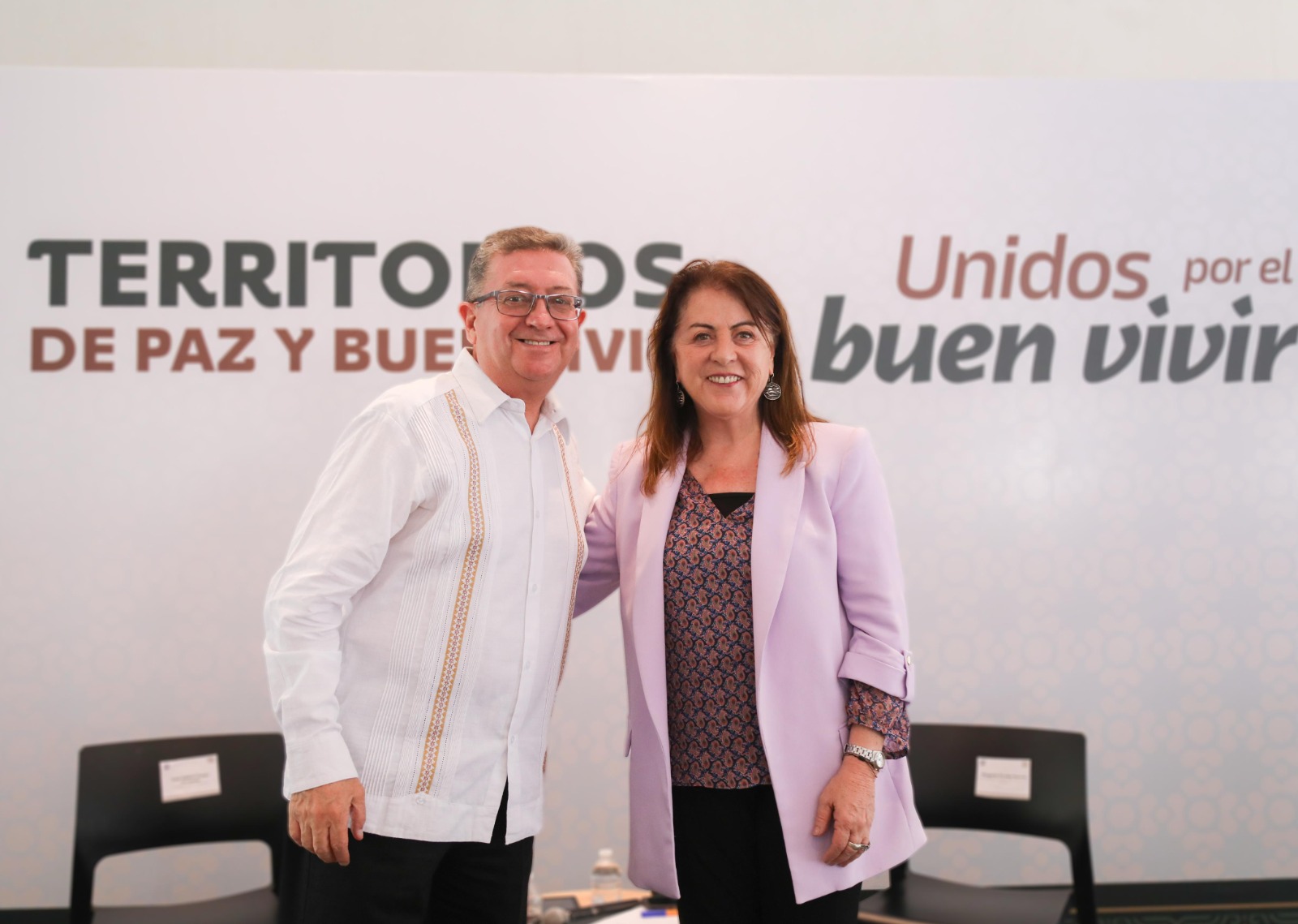 Hombre y mujer abrazados posando para una foto El contenido generado por IA puede ser incorrecto.