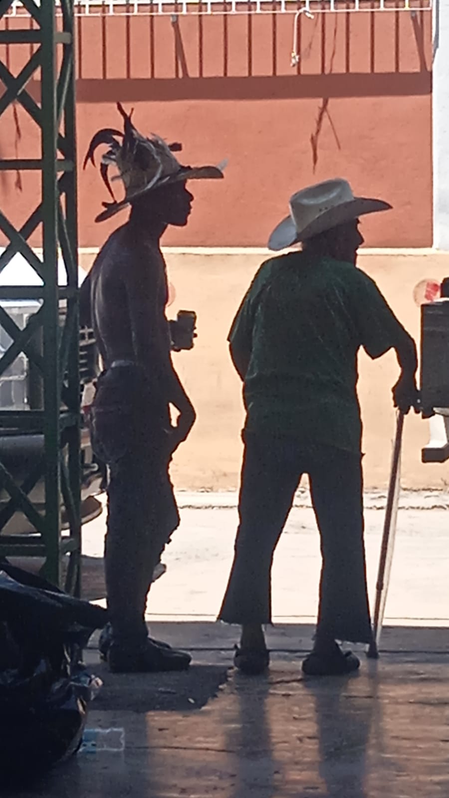 Imagen que contiene exterior, persona, edificio, hombre El contenido generado por IA puede ser incorrecto.