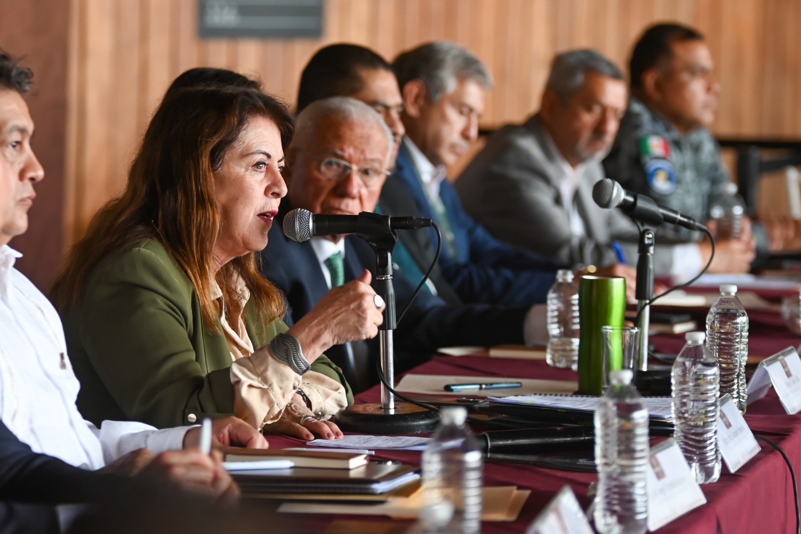 Personas sentadas en una mesa El contenido generado por IA puede ser incorrecto.