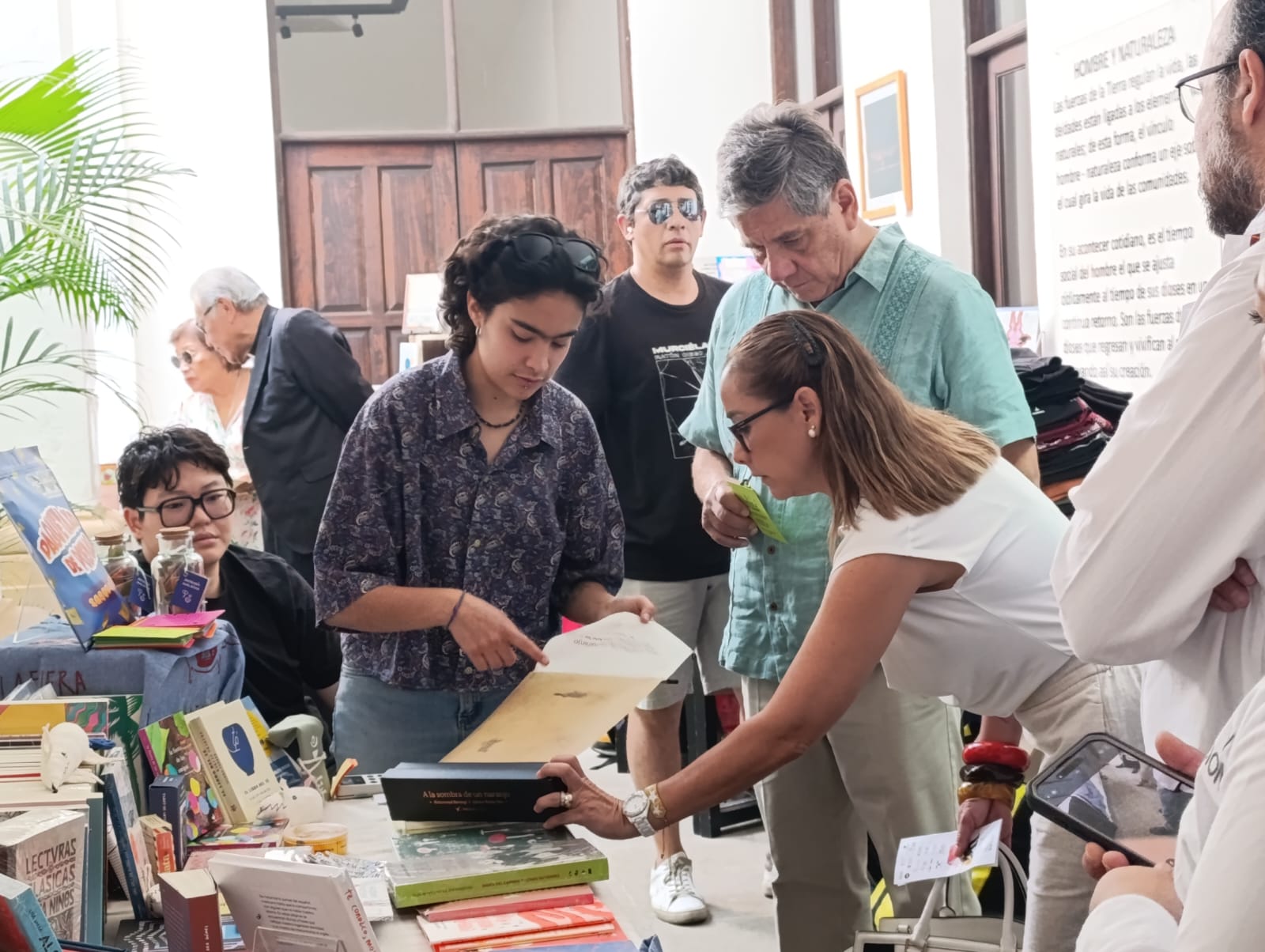 Un grupo de personas alrededor de una mesa El contenido generado por IA puede ser incorrecto.