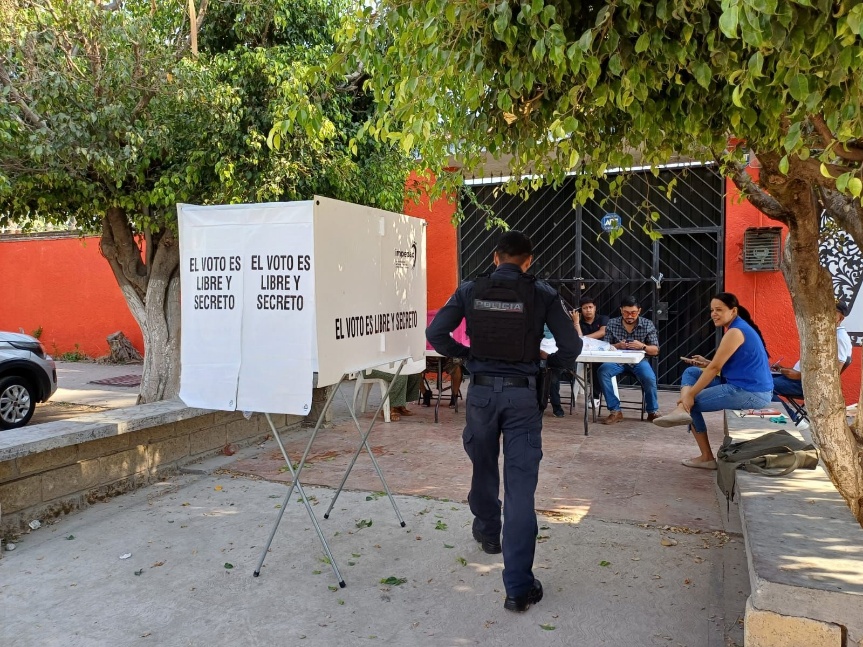 Un grupo de personas de pie en la calle El contenido generado por IA puede ser incorrecto.