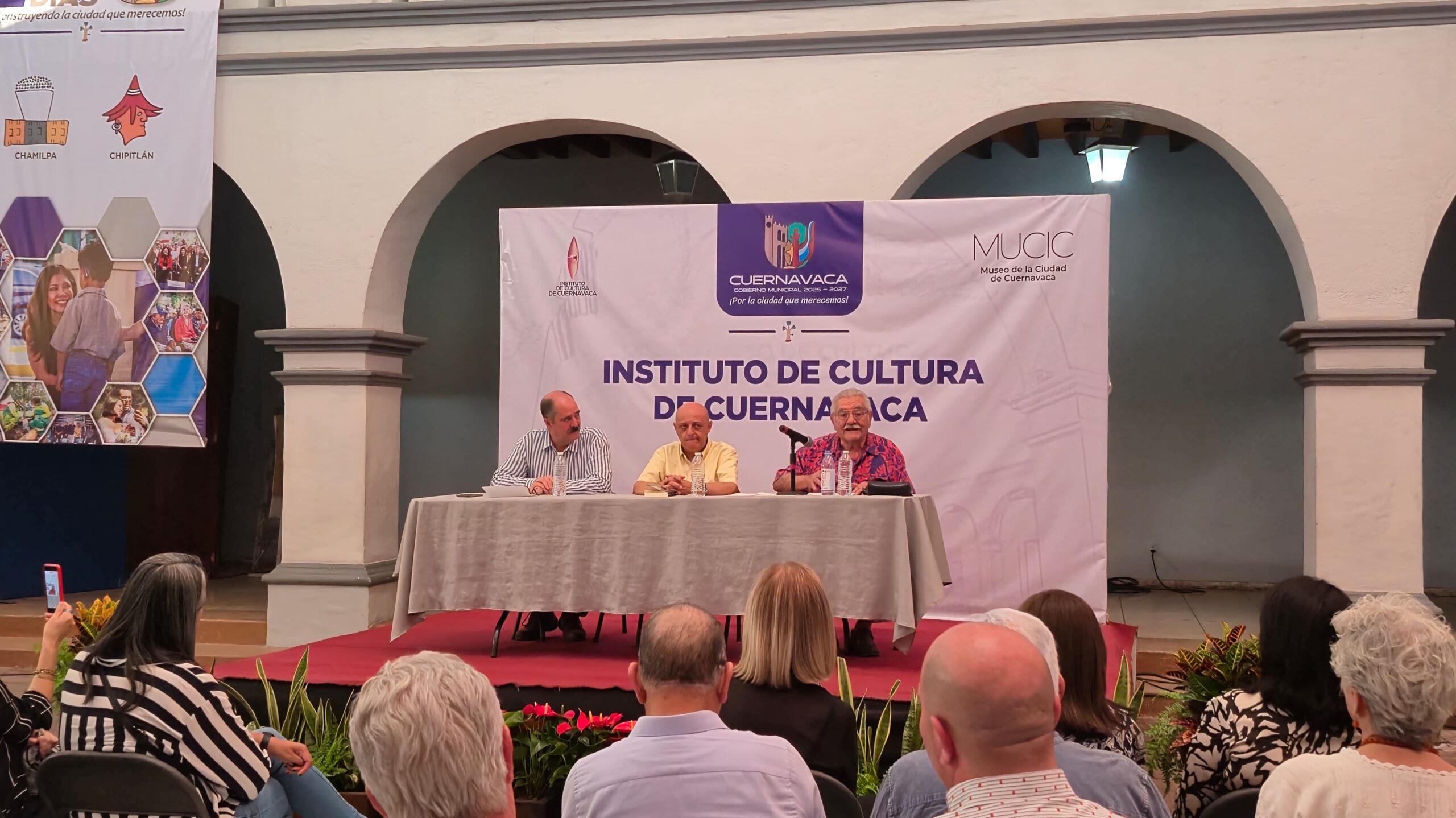 Un grupo de personas en un salón El contenido generado por IA puede ser incorrecto.