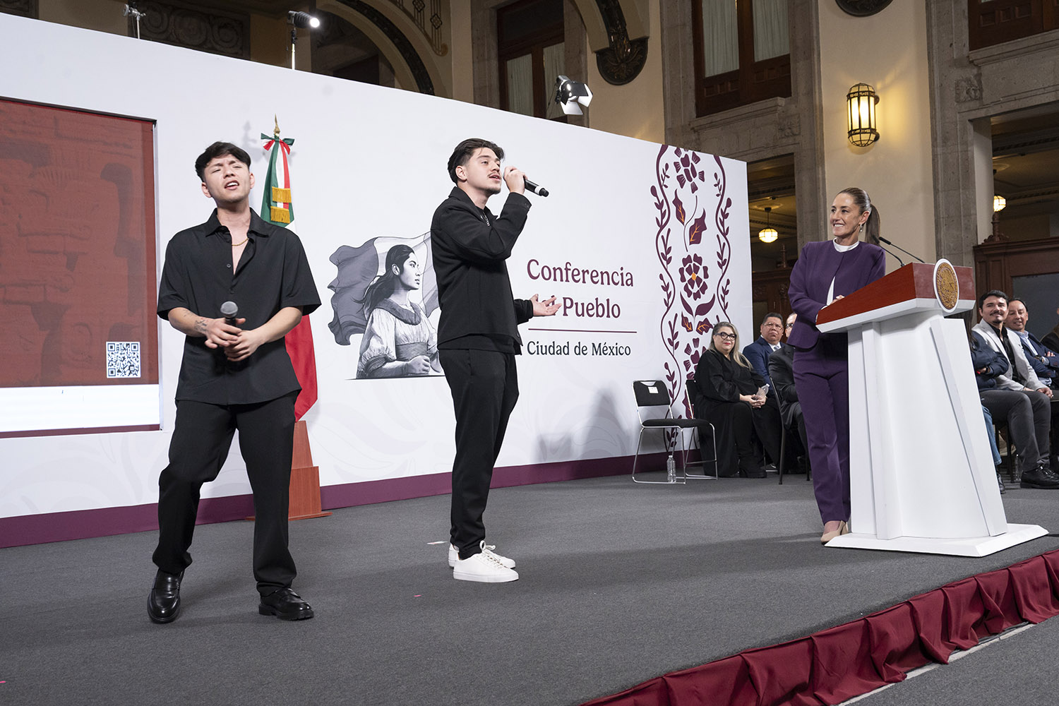 Un par de personas de pie El contenido generado por IA puede ser incorrecto.