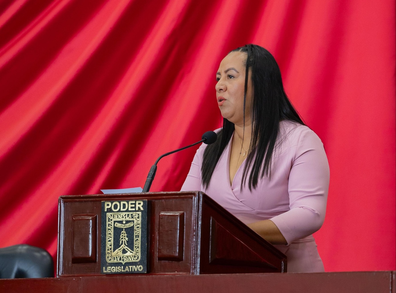 Una mujer con un micrófono en la mano El contenido generado por IA puede ser incorrecto.