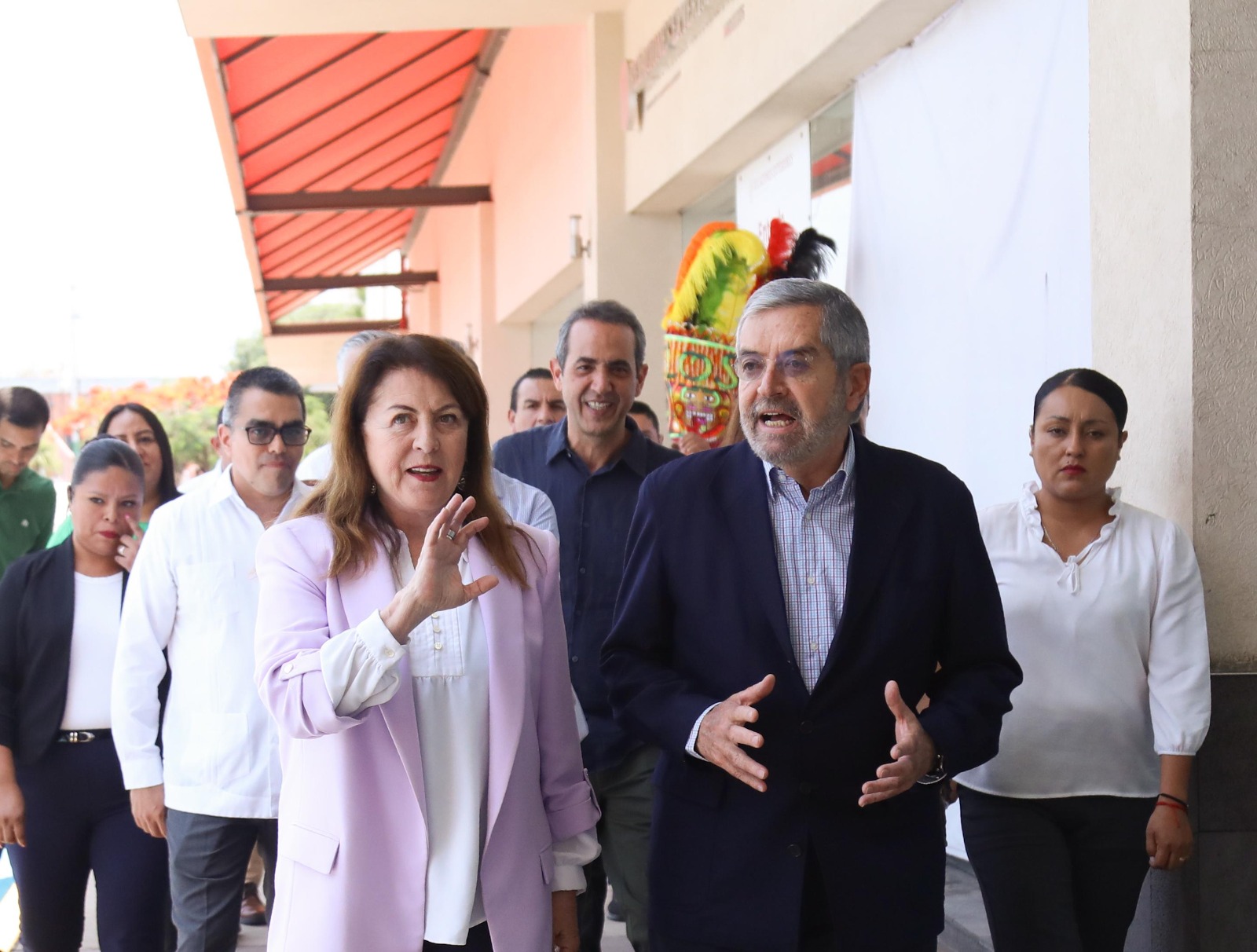 Grupo de personas posando por un foto El contenido generado por IA puede ser incorrecto.