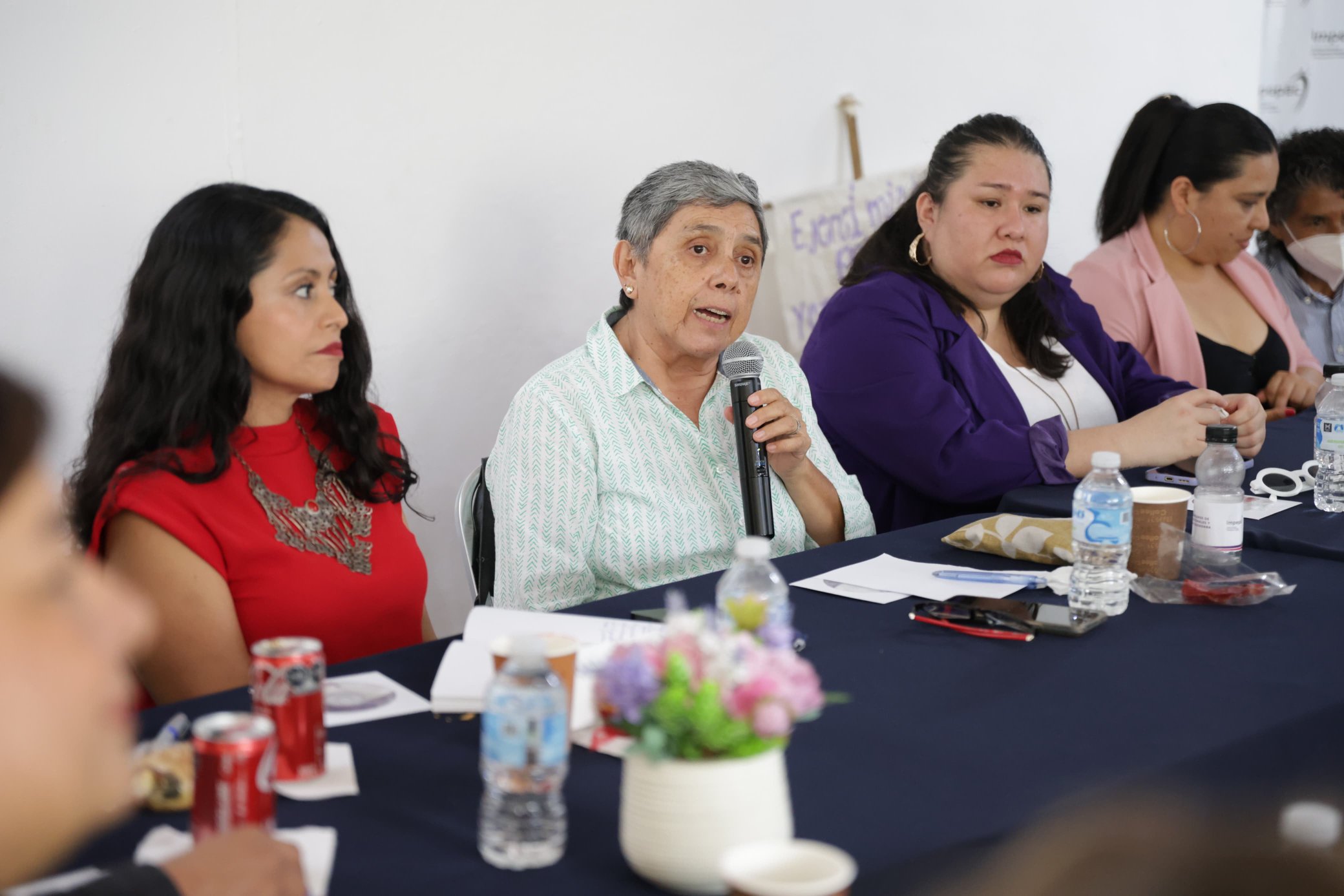 Grupo de personas sentadas alrededor de una mesa El contenido generado por IA puede ser incorrecto.