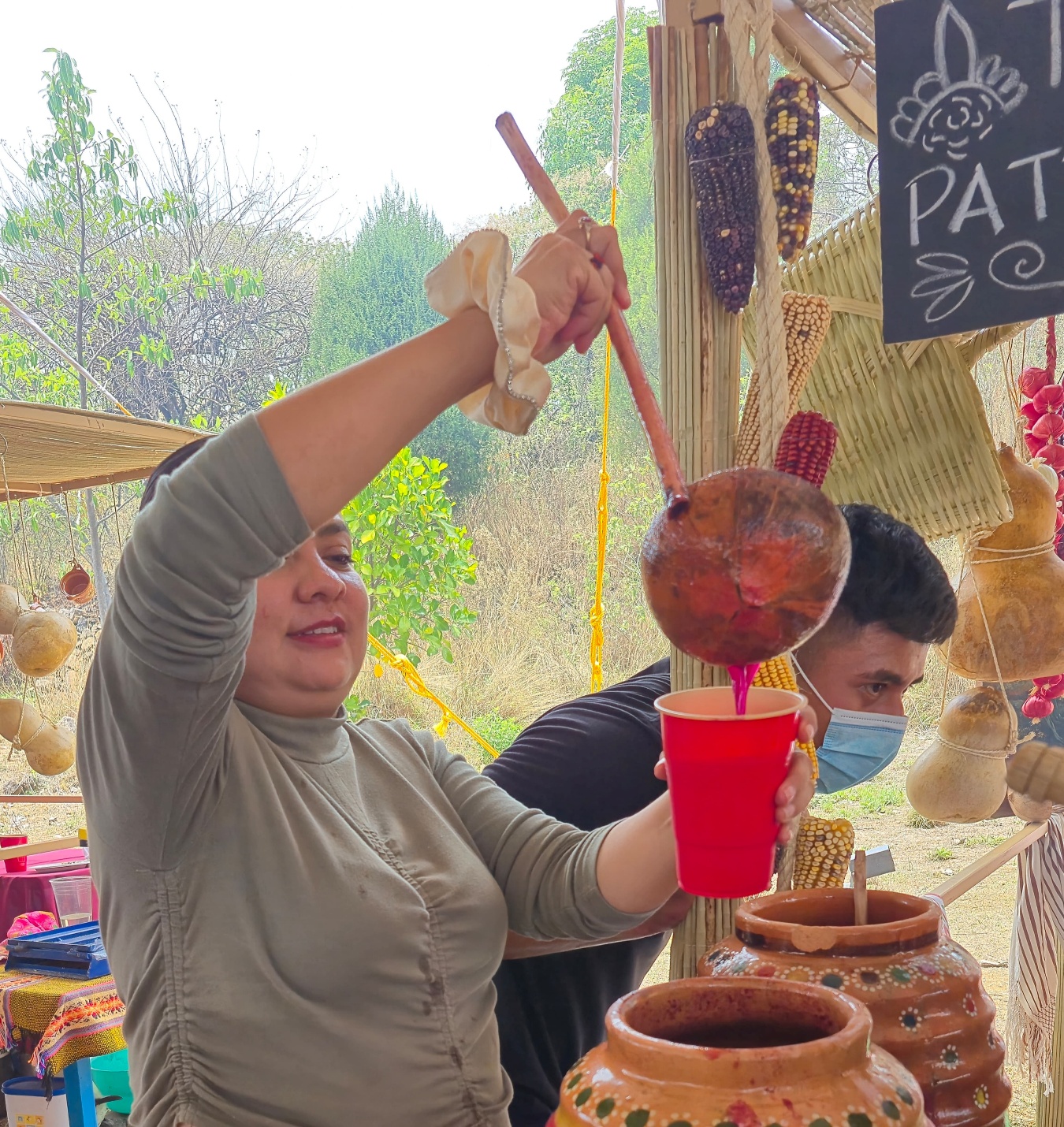 Imagen que contiene persona, exterior, sostener, tabla El contenido generado por IA puede ser incorrecto.