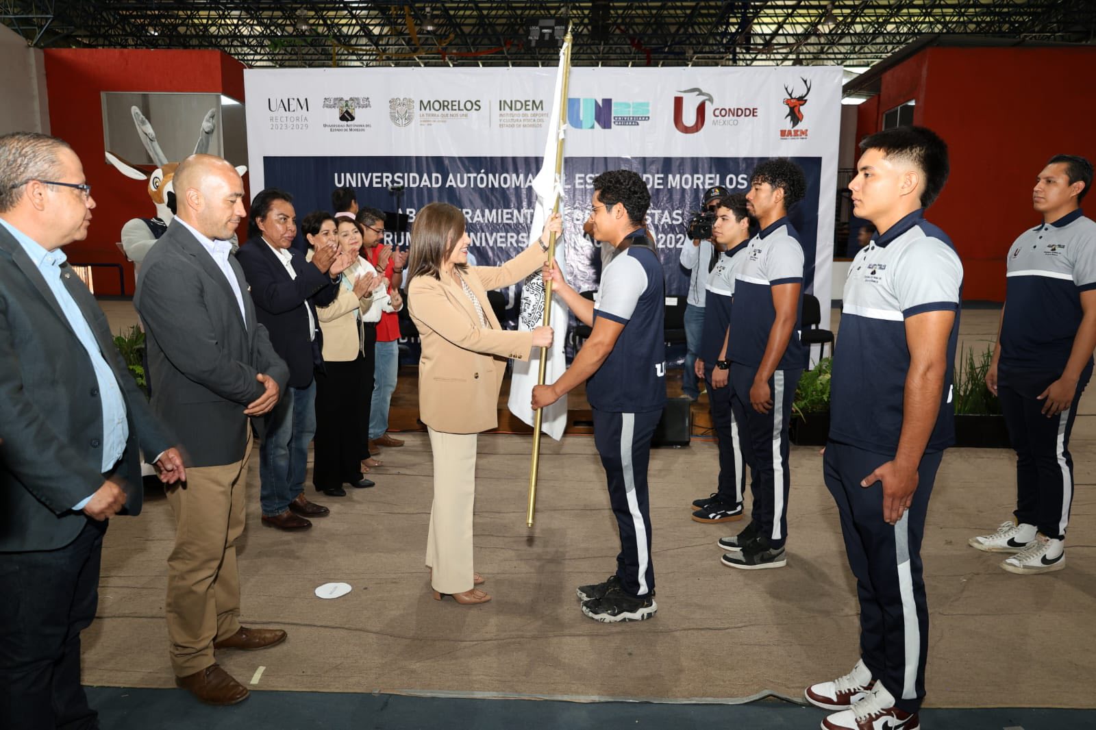 Un grupo de personas de pie El contenido generado por IA puede ser incorrecto.