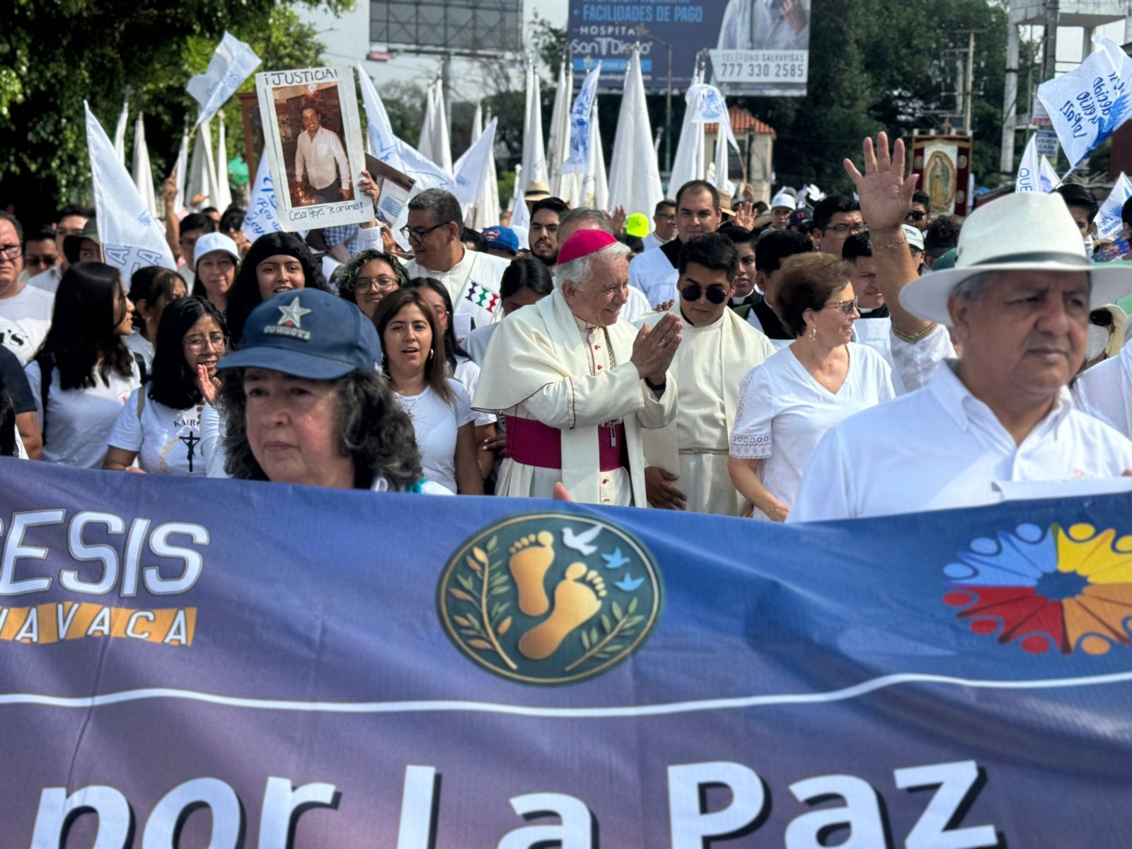 Un grupo de personas en un periódico El contenido generado por IA puede ser incorrecto.