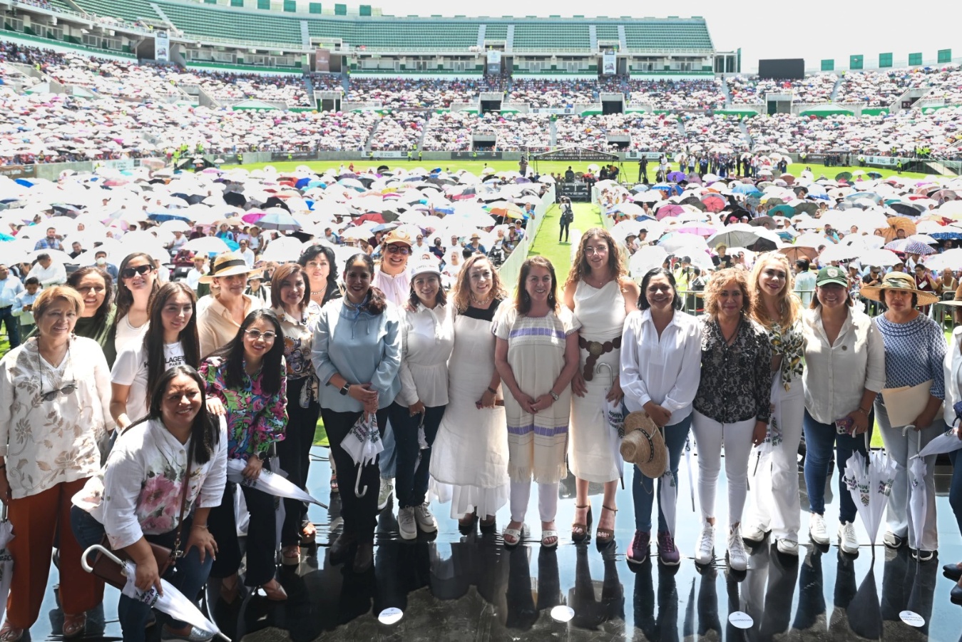 Un grupo de personas en una cancha El contenido generado por IA puede ser incorrecto.