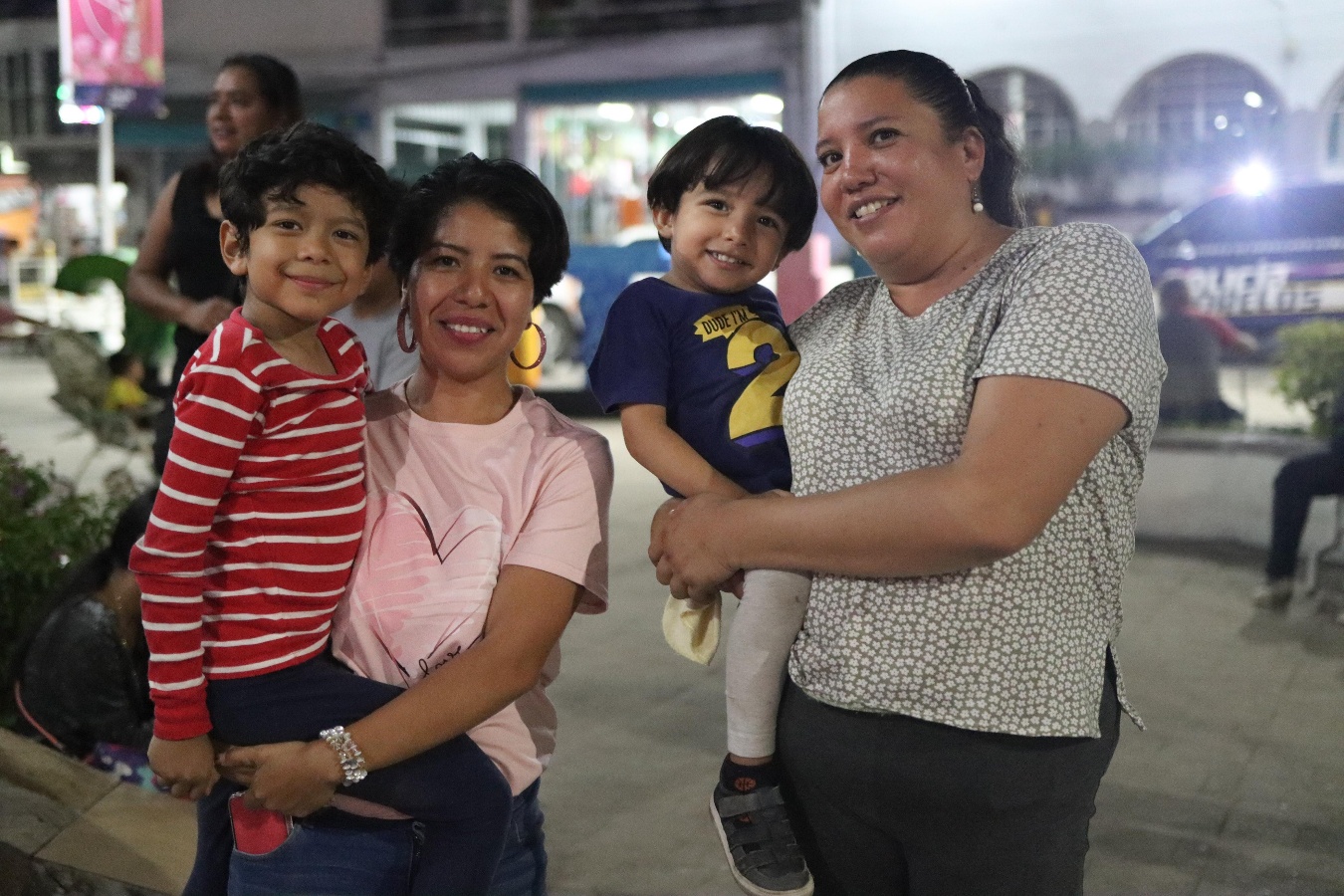 Un grupo de personas posando junto a un niño El contenido generado por IA puede ser incorrecto.
