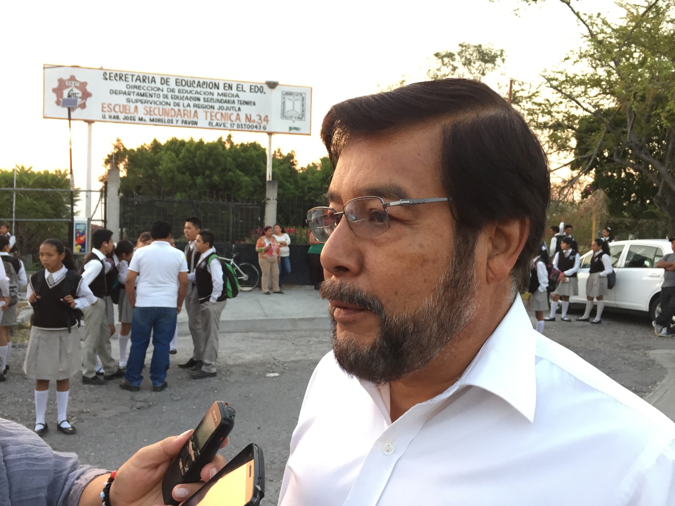 Un hombre con la mano en la calle El contenido generado por IA puede ser incorrecto.