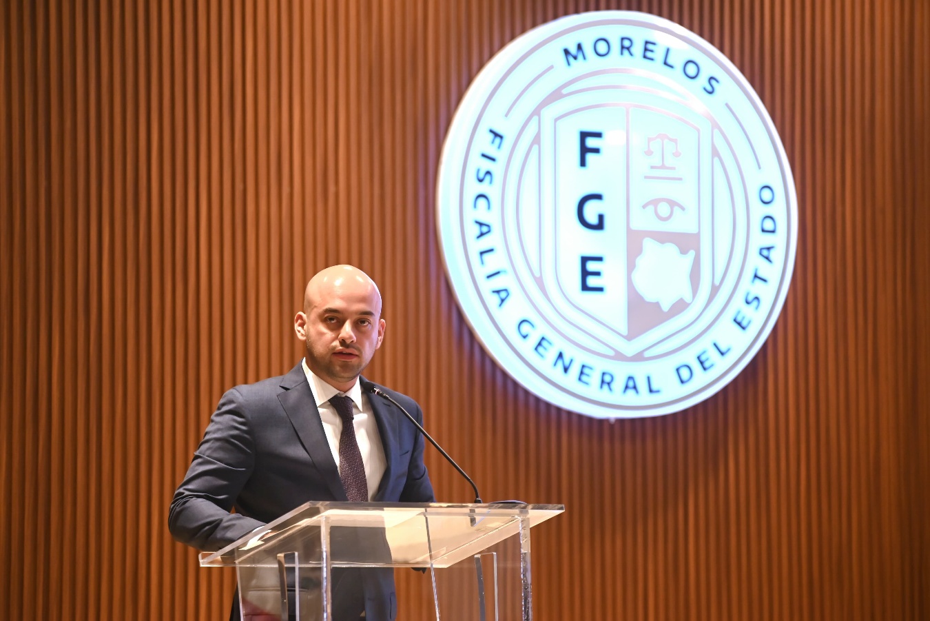 Un hombre con una guitarra El contenido generado por IA puede ser incorrecto.