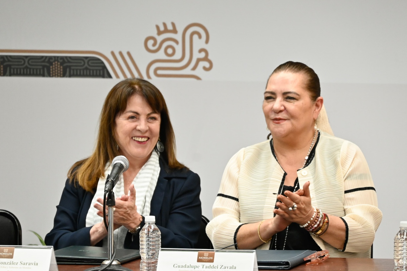 Un par de hombres sentados en una mesa El contenido generado por IA puede ser incorrecto.