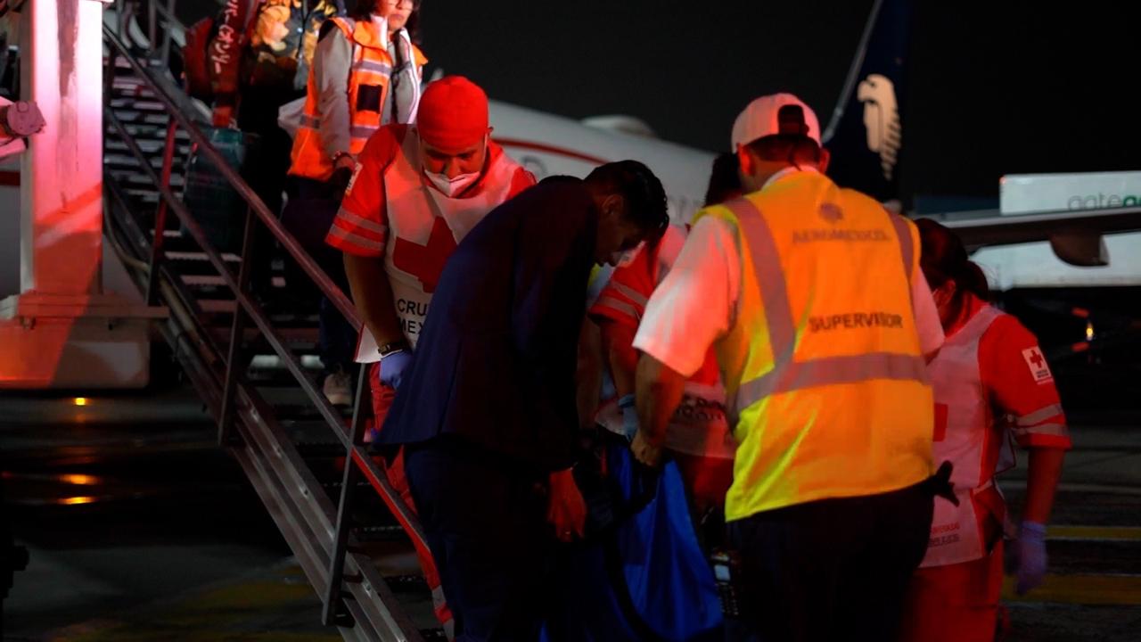 Un par de personas de pie El contenido generado por IA puede ser incorrecto.