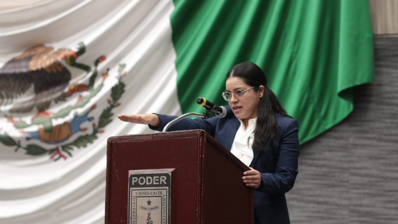 Una persona con una maleta en la mano El contenido generado por IA puede ser incorrecto.