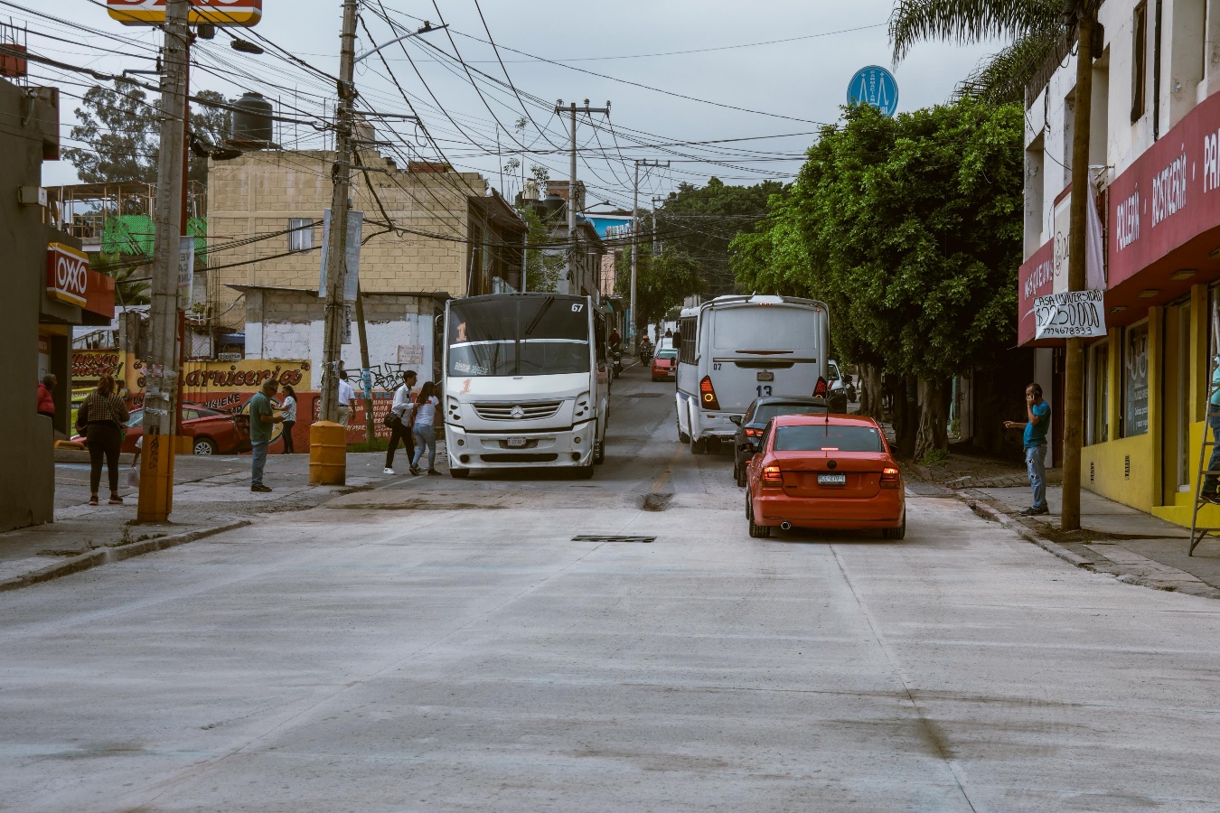 Calle con señales de transito El contenido generado por IA puede ser incorrecto.