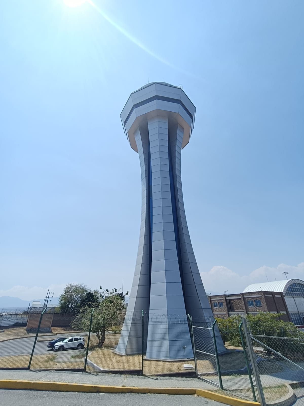 Torre de metal El contenido generado por IA puede ser incorrecto.