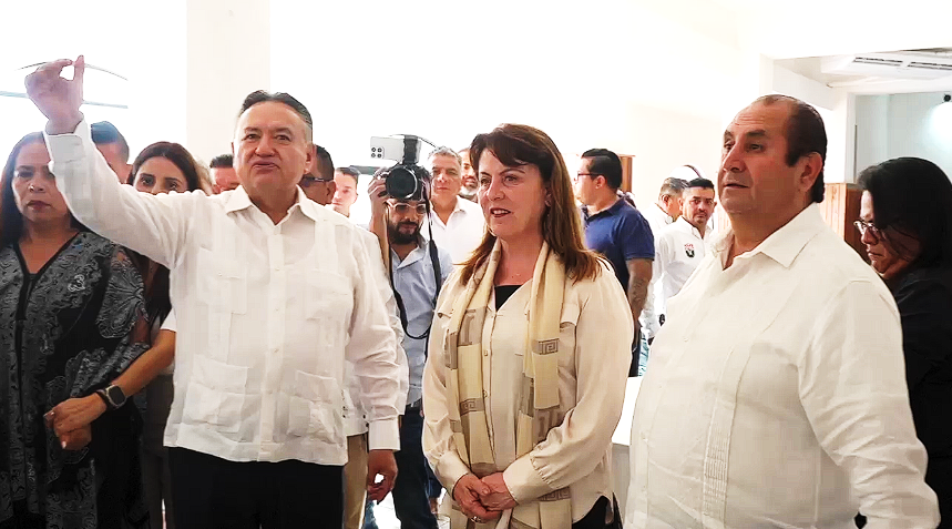 Un grupo de hombres posando para una foto El contenido generado por IA puede ser incorrecto.