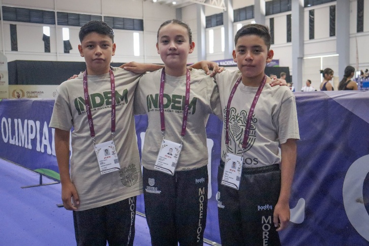 Un grupo de jóvenes posando para una foto El contenido generado por IA puede ser incorrecto.