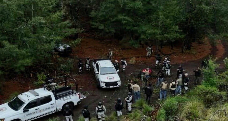 Un grupo de personas alrededor de una camioneta El contenido generado por IA puede ser incorrecto.
