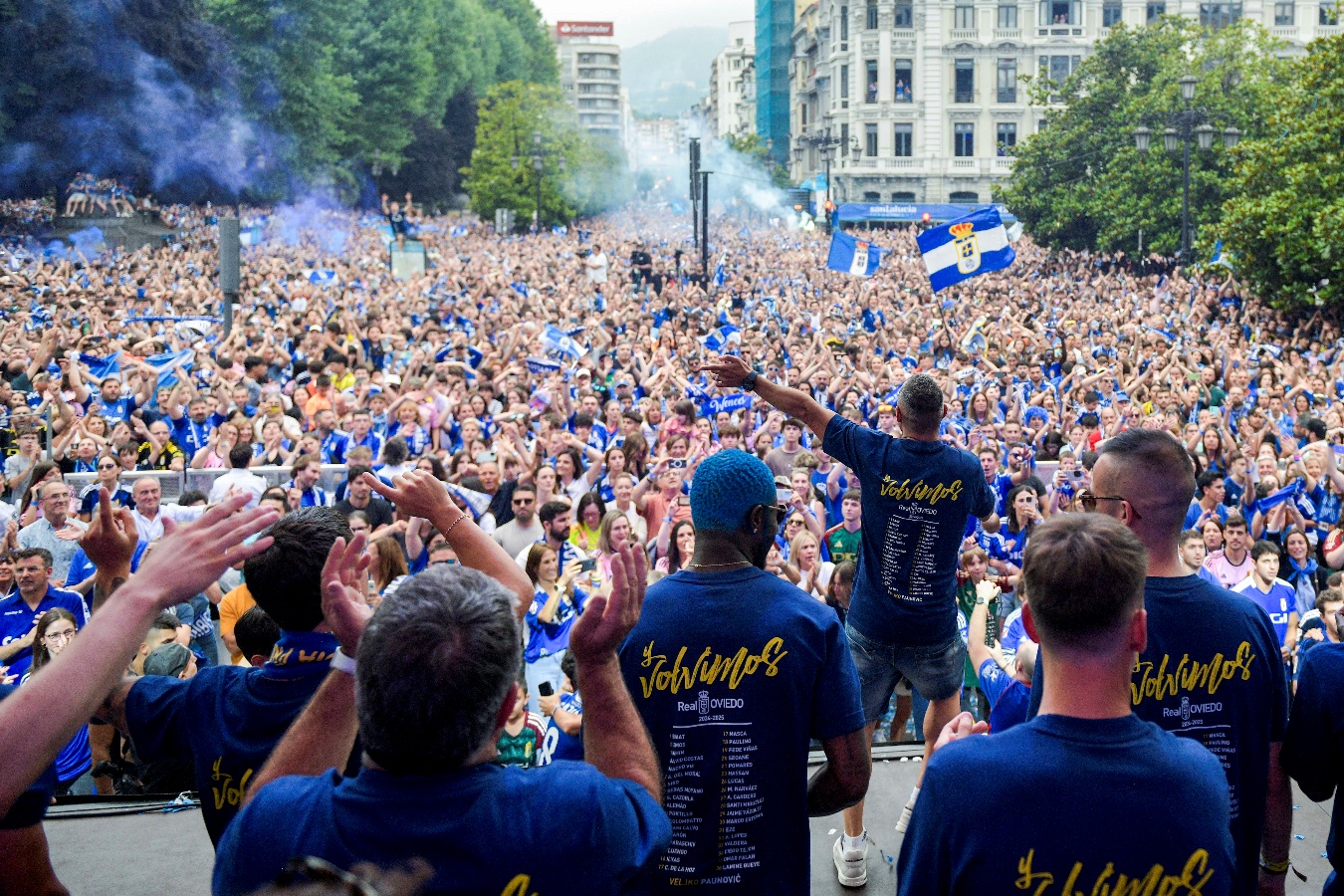 Un grupo de personas en un parque de diversiones El contenido generado por IA puede ser incorrecto.