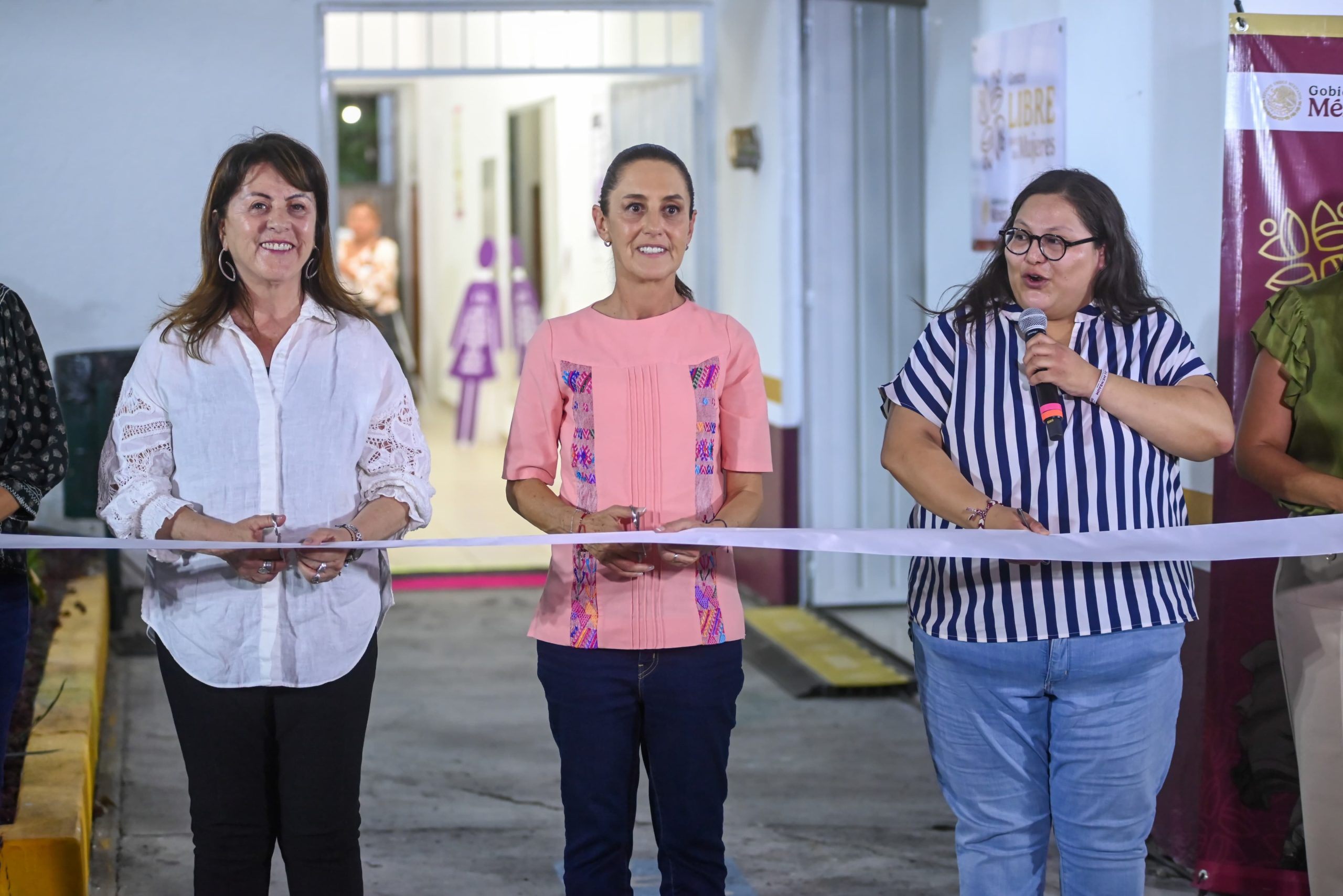 Un grupo de personas posando para la cámara delante de un cartel El contenido generado por IA puede ser incorrecto.