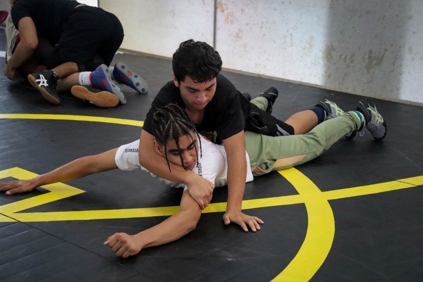 Un grupo de personas sentadas en el suelo El contenido generado por IA puede ser incorrecto.