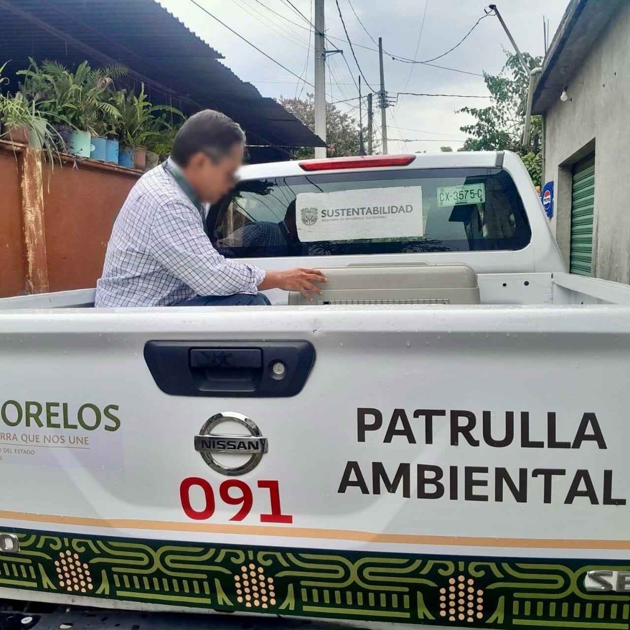 Un hombre en frente de una camioneta El contenido generado por IA puede ser incorrecto.
