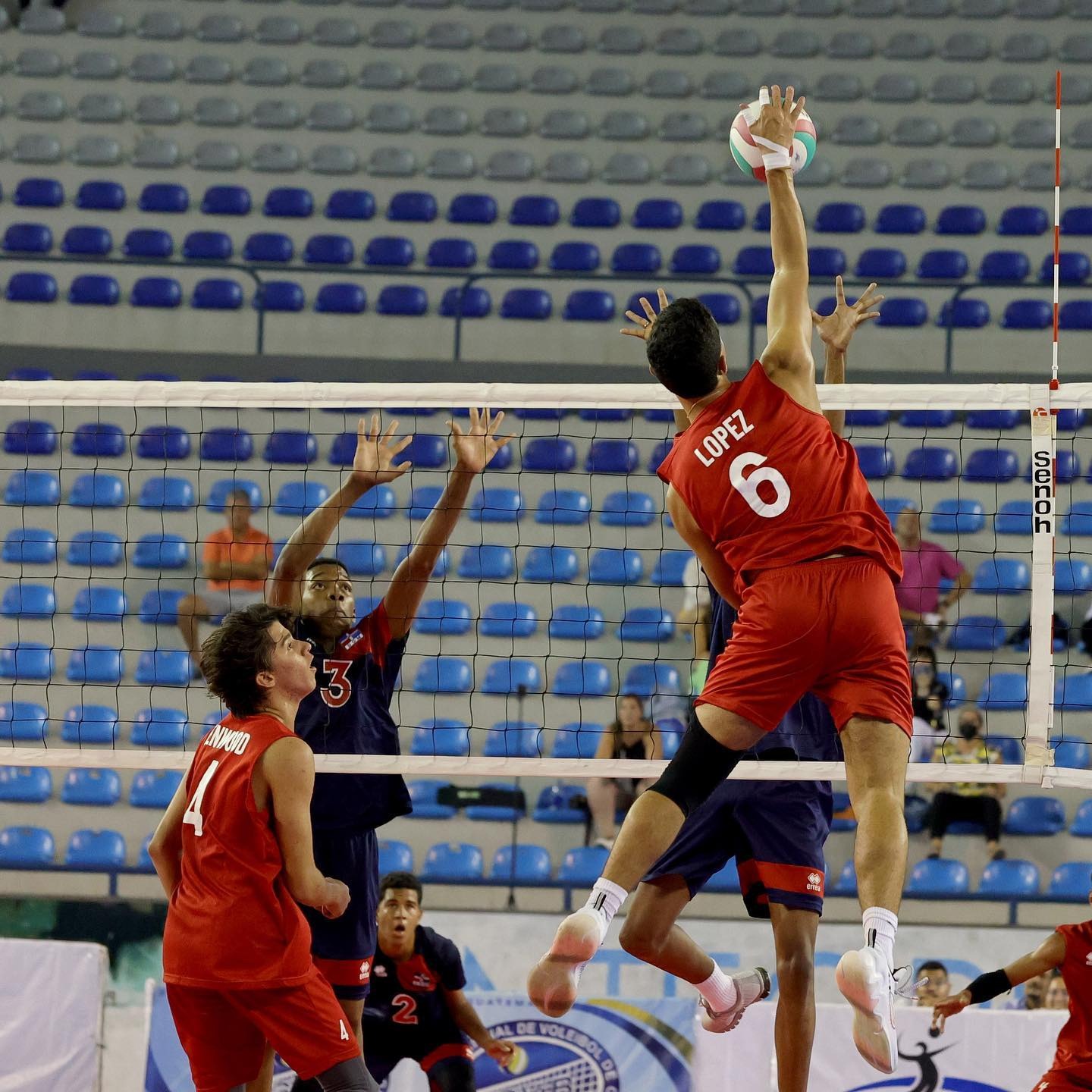 Un jugador de fútbol con espectadores El contenido generado por IA puede ser incorrecto.