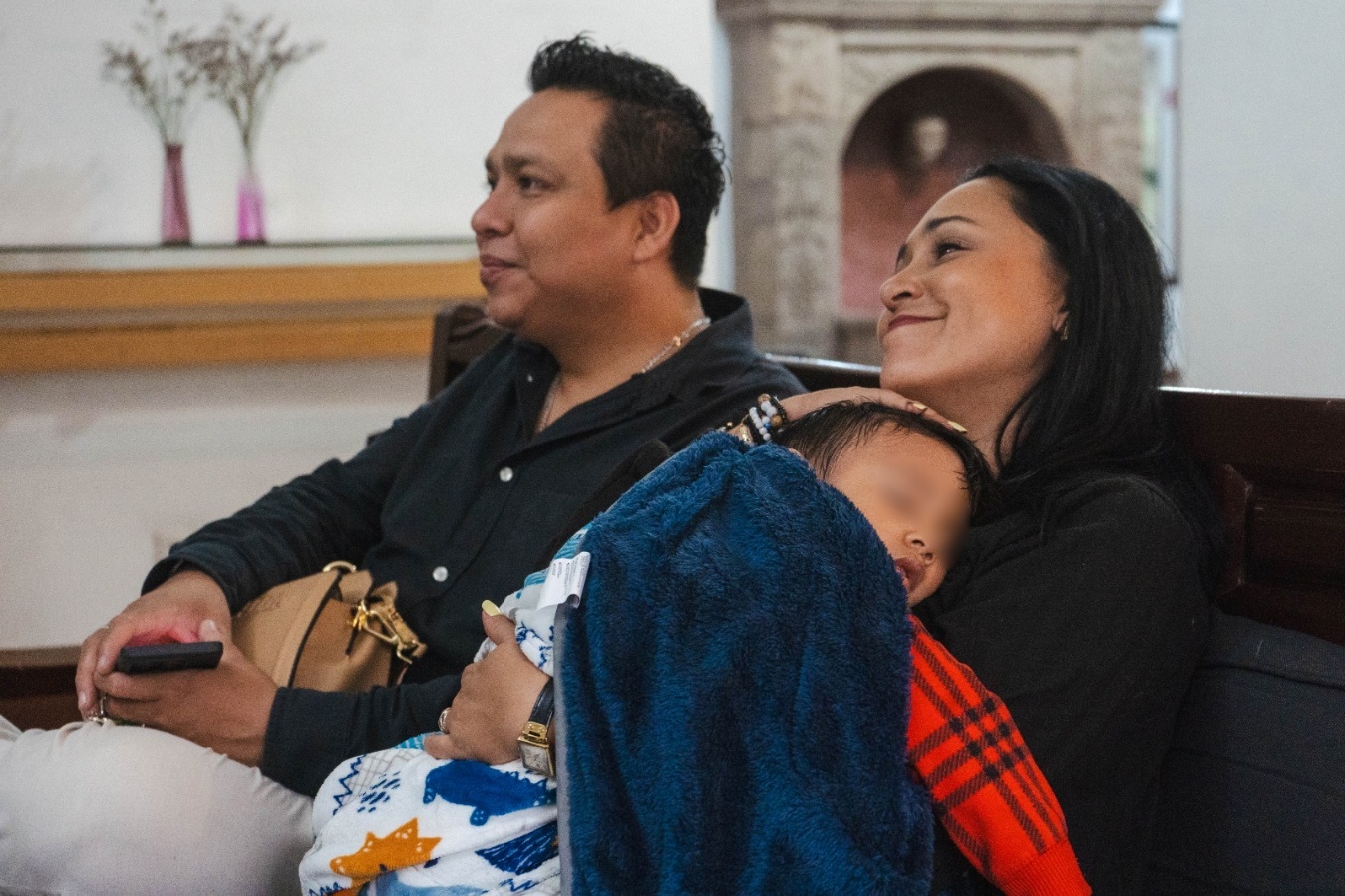 Un par de personas sentadas en un sillón El contenido generado por IA puede ser incorrecto.