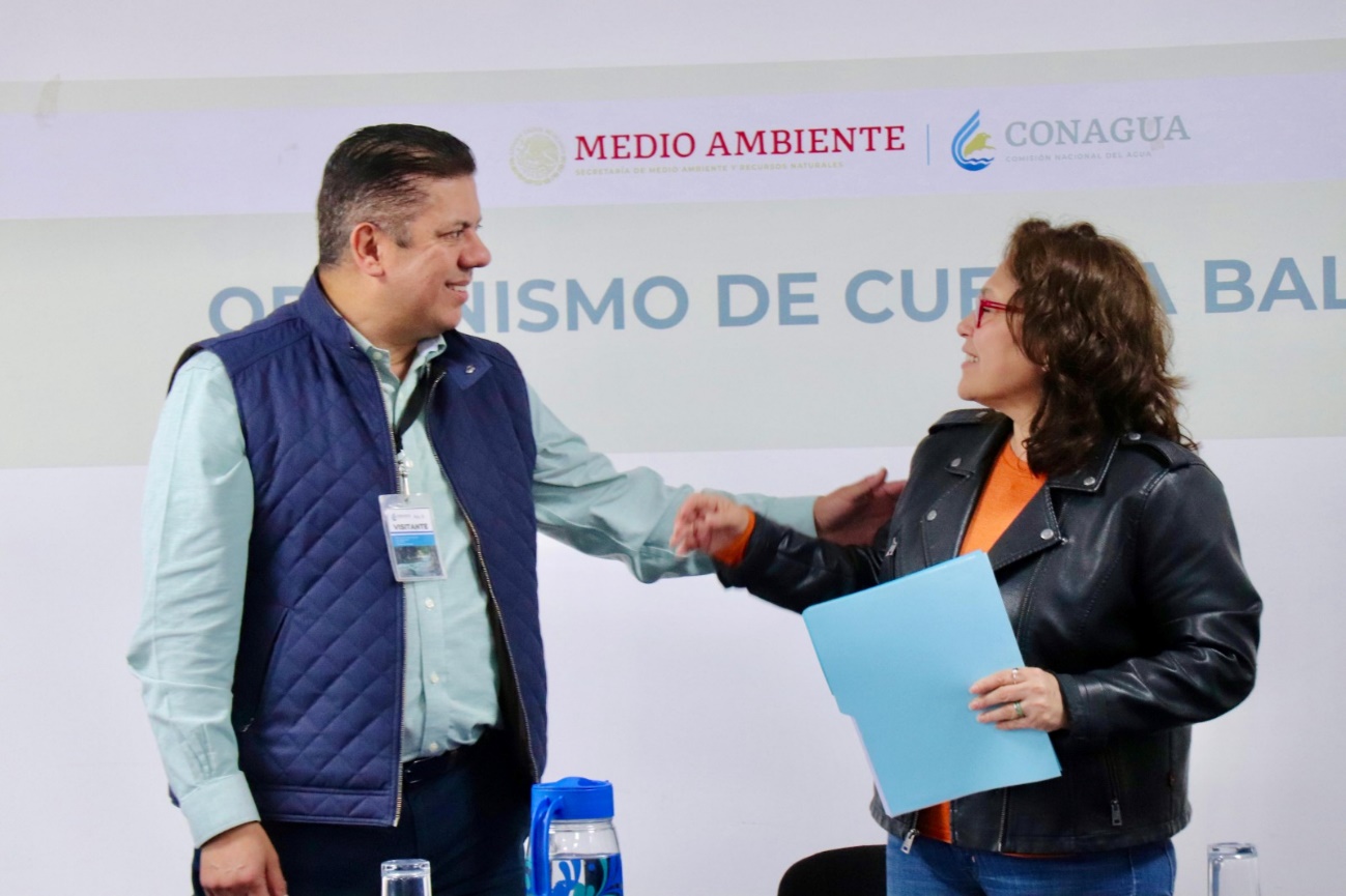 Una persona con una caja en la mano El contenido generado por IA puede ser incorrecto.