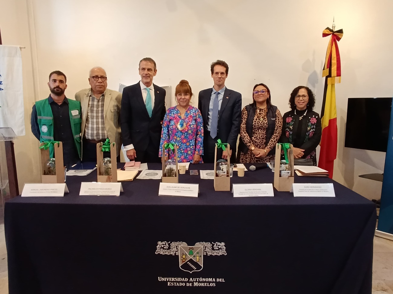 Grupo de personas en una oficina El contenido generado por IA puede ser incorrecto.