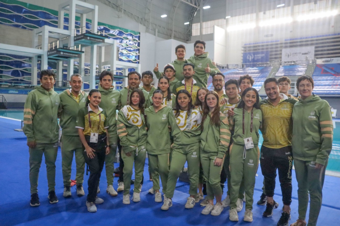 Grupo de personas posando para una foto El contenido generado por IA puede ser incorrecto.