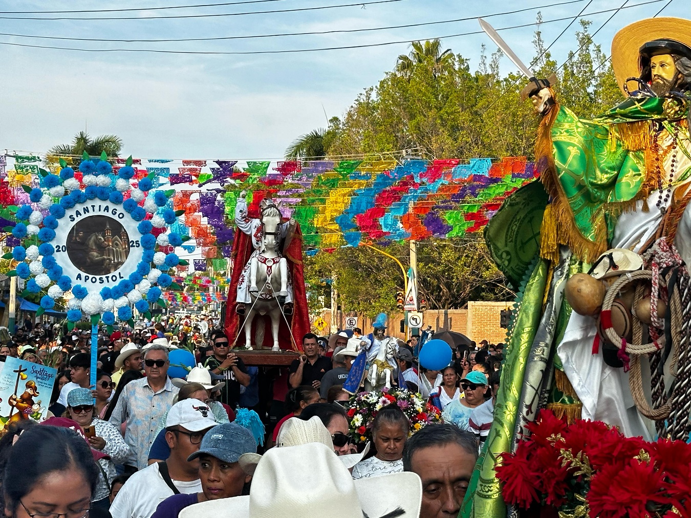 Imagen que contiene persona, grande, grupo, viendo El contenido generado por IA puede ser incorrecto.