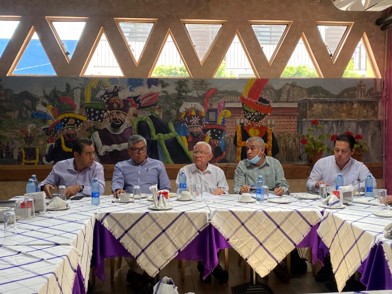 Personas sentadas en una mesa El contenido generado por IA puede ser incorrecto.