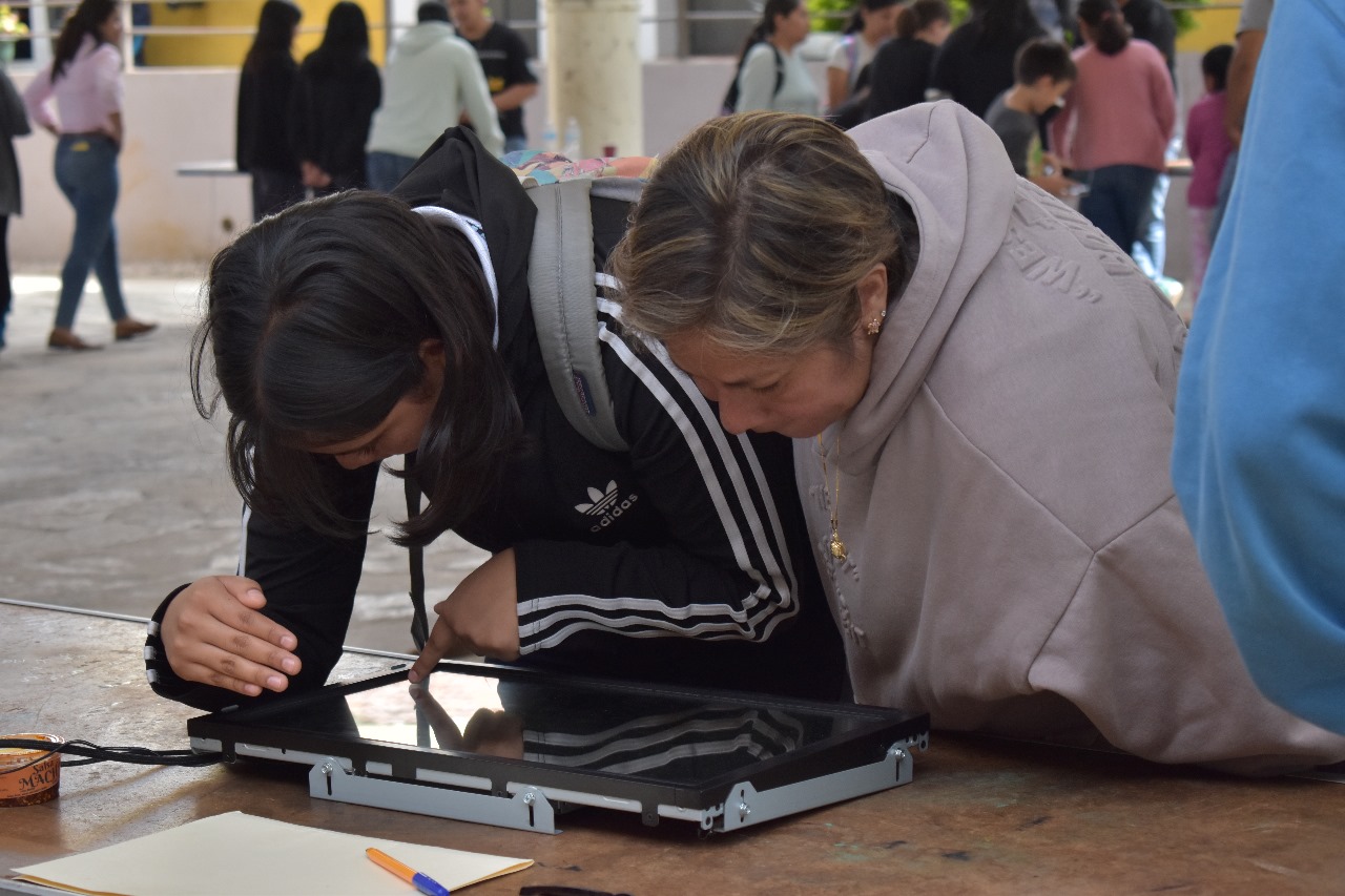 Puede ser una imagen de 11 personas y personas estudiando