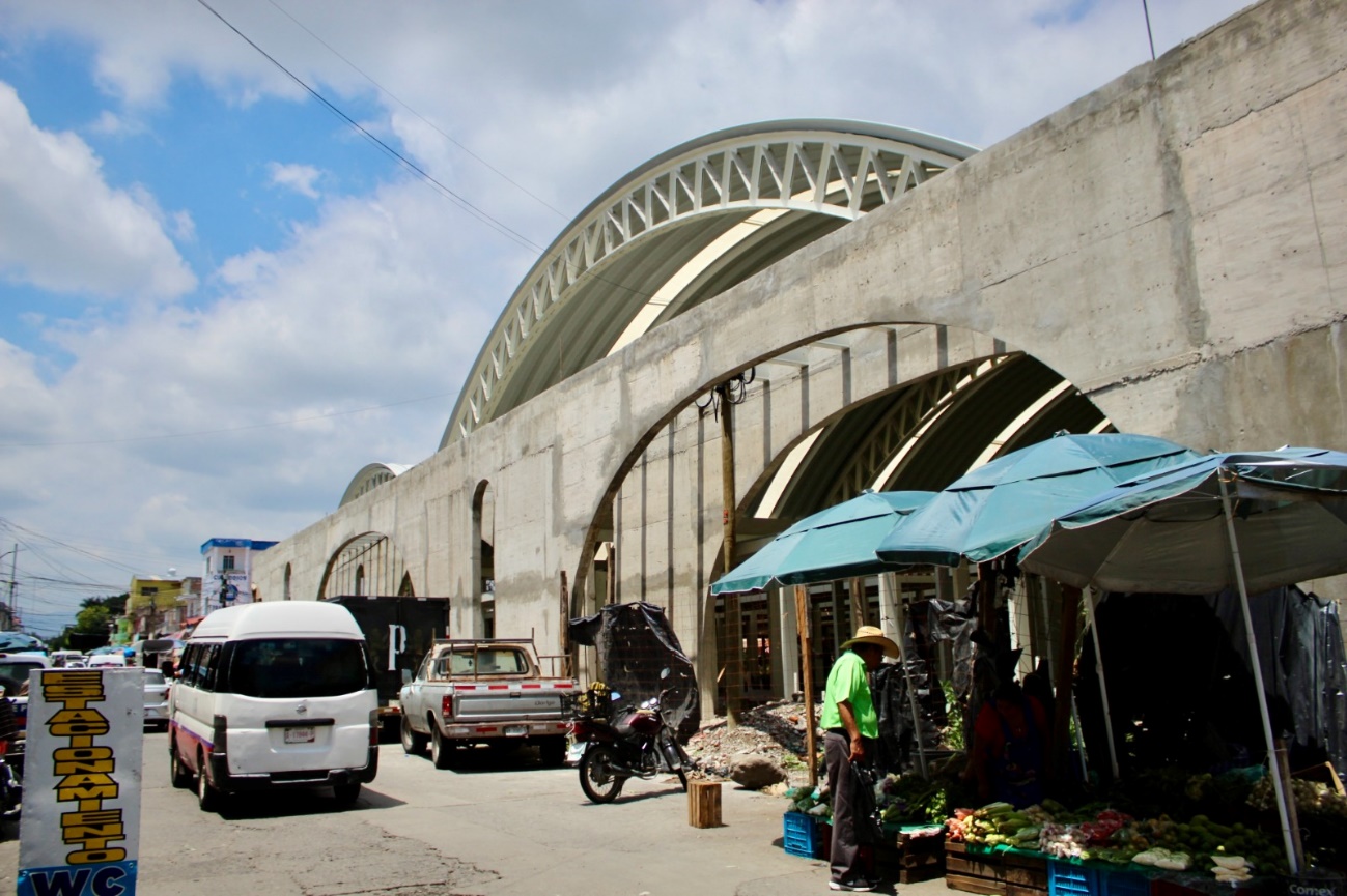 Un grupo de personas con paraguas en la calle El contenido generado por IA puede ser incorrecto.