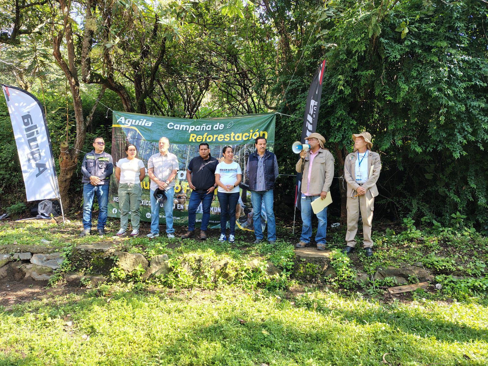 Un grupo de personas de pie sobre pasto El contenido generado por IA puede ser incorrecto.