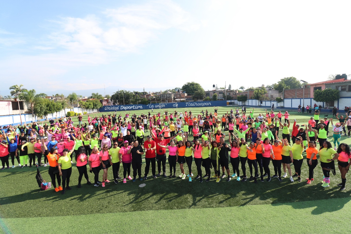 Un grupo de personas de pie sobre pasto El contenido generado por IA puede ser incorrecto.