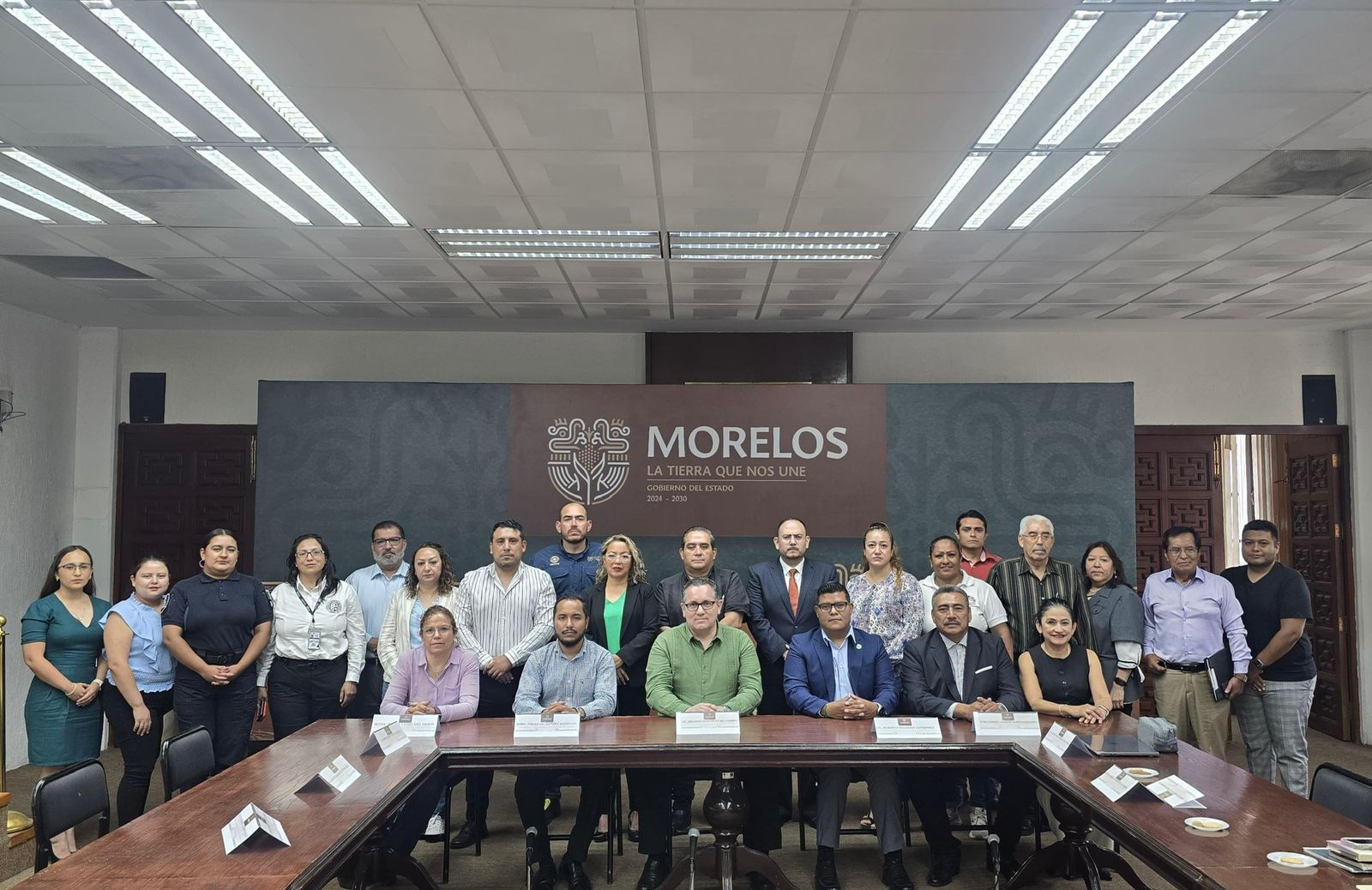 Un grupo de personas en un salón El contenido generado por IA puede ser incorrecto.