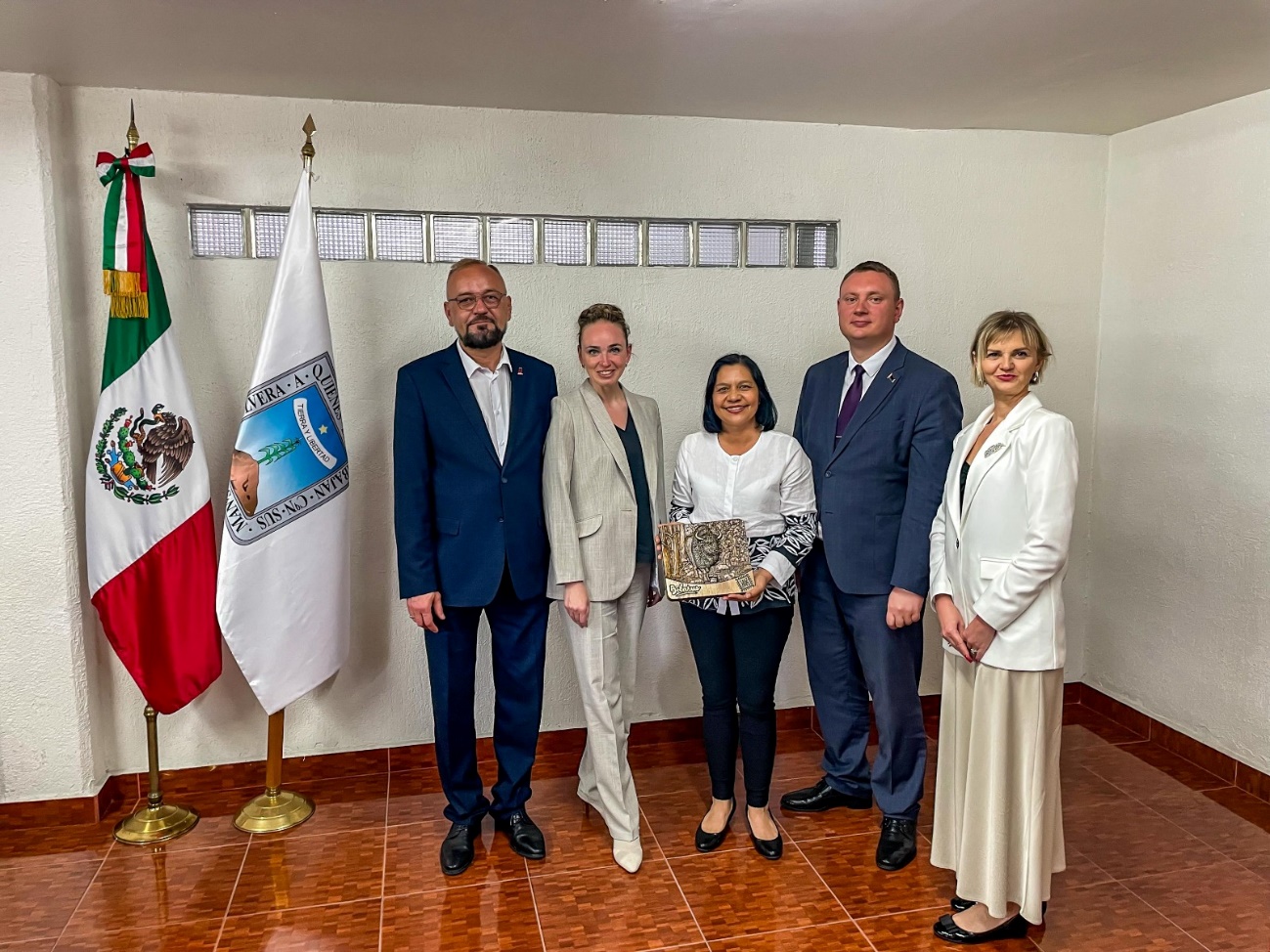 Un grupo de personas posando por un foto El contenido generado por IA puede ser incorrecto.