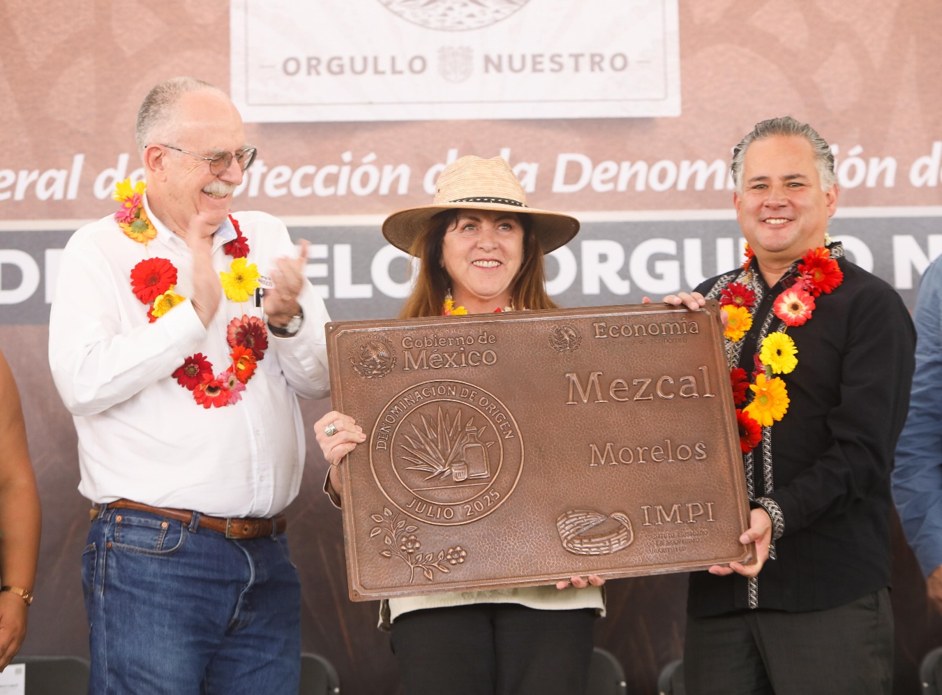 Un par de personas de pie El contenido generado por IA puede ser incorrecto.