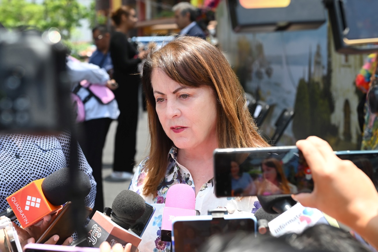 Una persona con un micrófono en la mano El contenido generado por IA puede ser incorrecto.