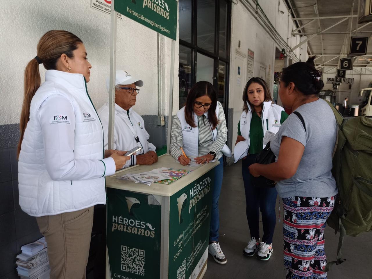 Grupo de personas alrededor de una mesa El contenido generado por IA puede ser incorrecto.