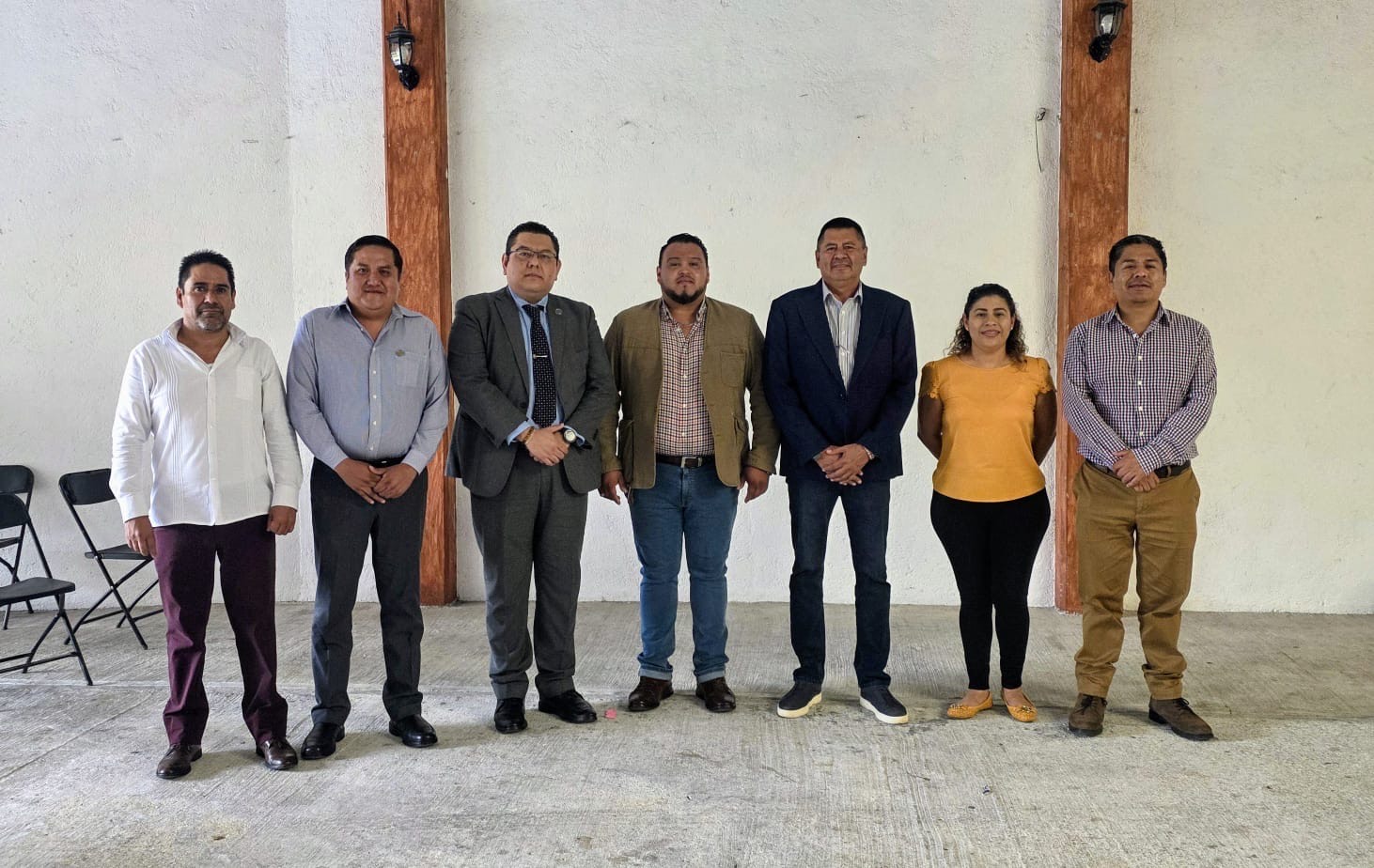 Grupo de personas de pie El contenido generado por IA puede ser incorrecto.