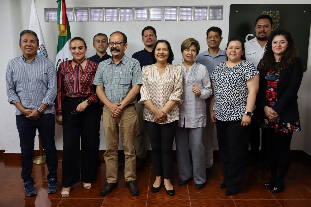 Grupo de personas posando para una foto El contenido generado por IA puede ser incorrecto.
