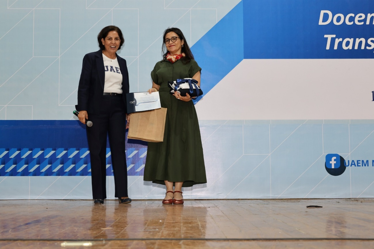 Imagen que contiene edificio, parado, hombre, sostener El contenido generado por IA puede ser incorrecto.