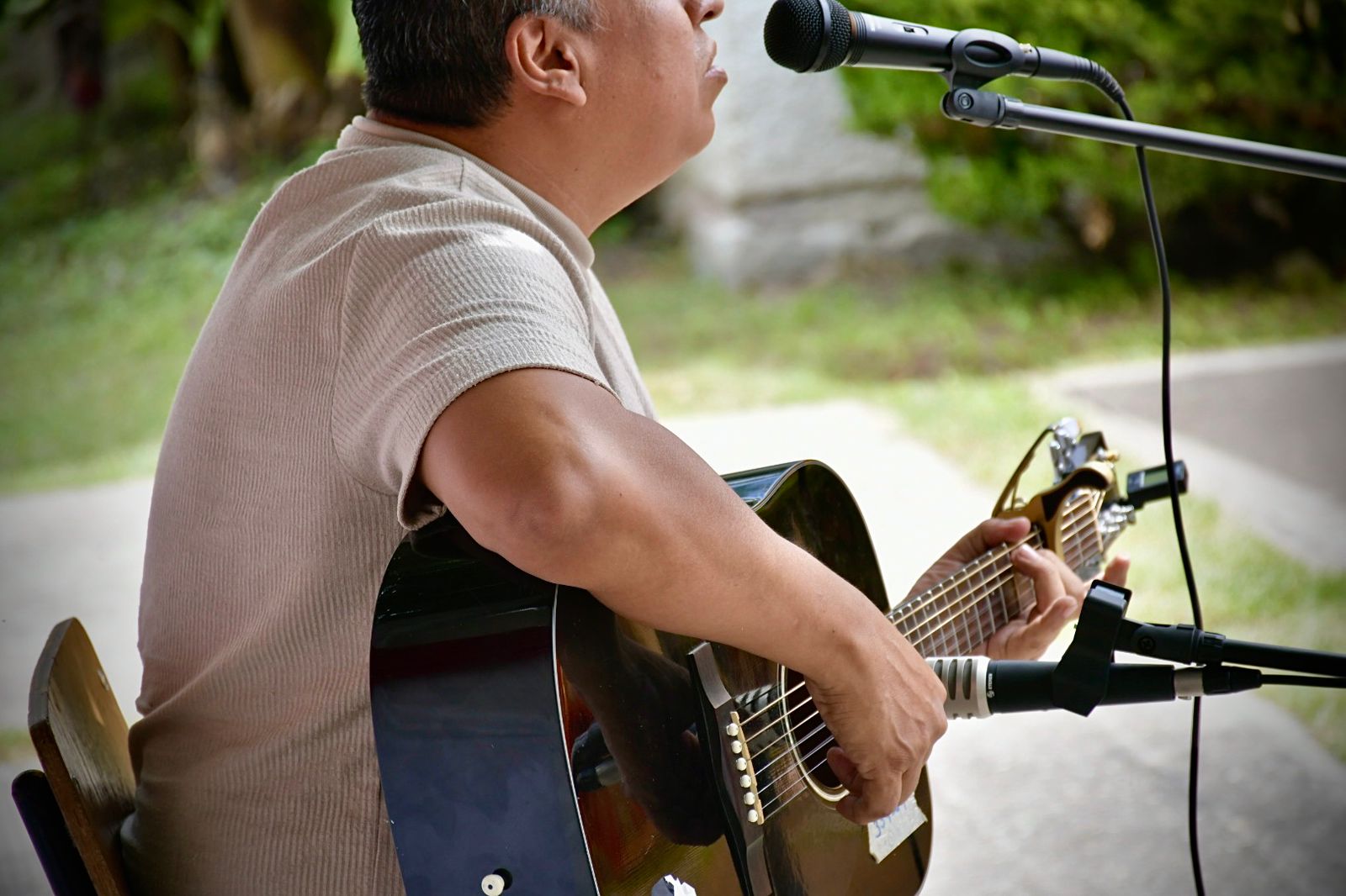 Persona con guitarra en las manos El contenido generado por IA puede ser incorrecto.