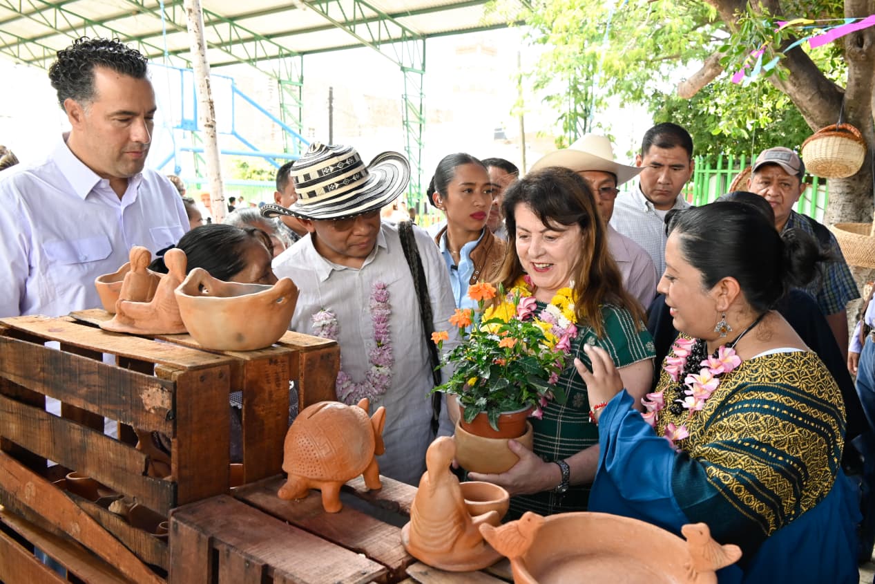 Personas sentadas en una mesa El contenido generado por IA puede ser incorrecto.